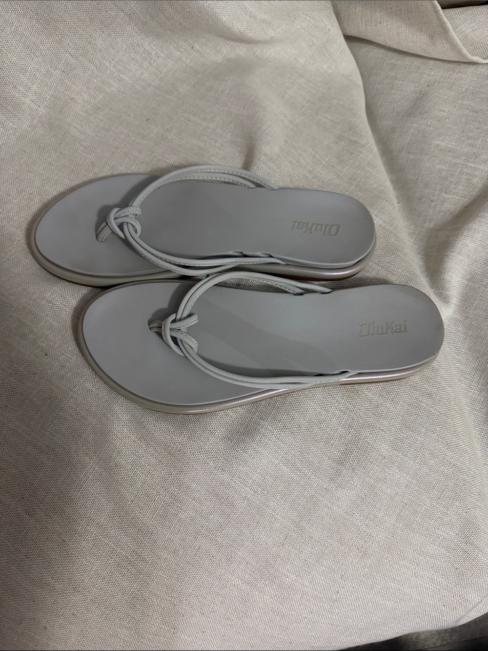 OluKai Women's Light Grey Knotted Thong Sandals